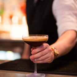 The Elliott Bar - Ode To Seattle -
Woodinville Rye, Sweet Vermouth, Angostura Bitters, Coffee Chocolate Foam, Espresso Beans