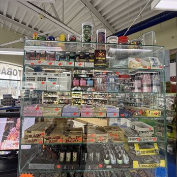 Marathon - A lot of rolling paper, one hitters Juul pods vapes - Gas Stations Near Me - Rolling Mdws, Illinois
