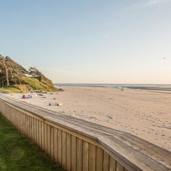 Schooner's Cove Inn - Oceanfront Lawn and Beach
