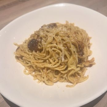 Yard House - Garlicky Shitake mushroom noodles tastes great but a bit too oily for my liking - Bars Near Me - Hallandale Beach, Florida Yard House - Garlicky Shitake mushroom noodles tastes great but a bit too oily for my liking - Bars Near Me - Hallandale Beach, Florida