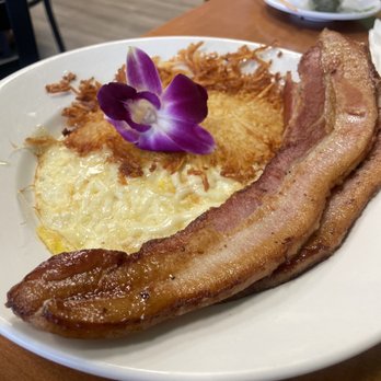 Guieb Cafe - Bacon, eggs and hashbrown - New American Near Me - Honolulu, Hawaii