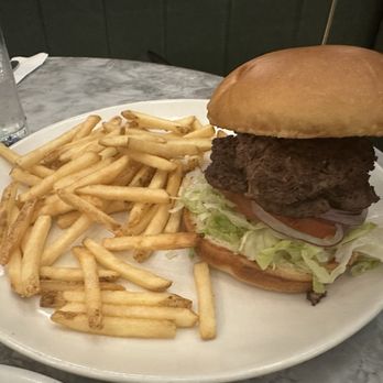 Lucky's - Smash burger - Cocktail Bars Near Me - Niagara Falls, Ontario