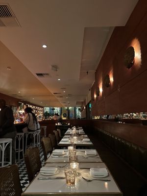 Leo's Oyster Bar by null