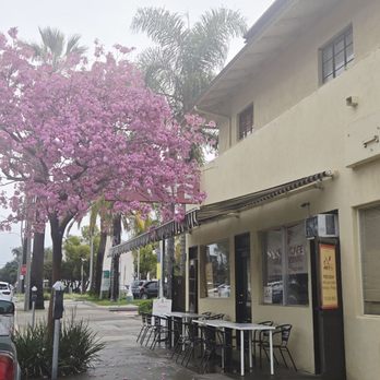 Junes Cafe - Outdoor seating - Breakfast & Brunch Near Me - Santa Ana, California