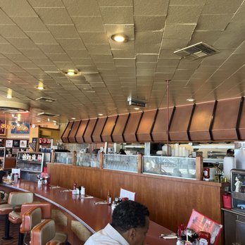Bob’s Big Boy - Bar seating part 2 - American Near Me - Burbank, California