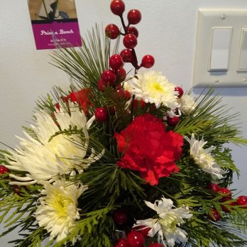 Print A Bunch - Lovely Christmas floral arrangement. - Florists Near Me - Orléans, Ontario