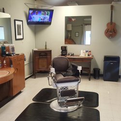 Arnold Barber Shop - Entering