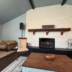 Hub Coffee Shop - Cozy fireplace