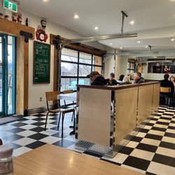 The Mad Hen - Dining area
