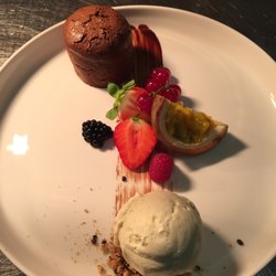 De Postiljon Taverne - Chocolade Moelleux met vanilleijs van Môvenpick & exotisch fruit