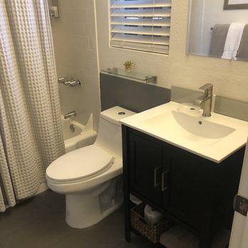 Shell Beach Inn - Cute bathroom - Hotels Near Me - Pismo Beach, California