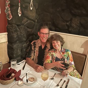 La Bourgogne - Cozy booth - French Near Me - Kailua Kona, Hawaii