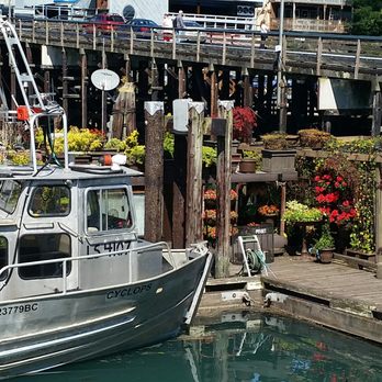 Smoke On The Water BBQ - The patio overlooks this dock garden. Such a great place to stop before heading to Langdale and the ferry. - Barbeque Near Me - Gibsons, British Columbia Smoke On The Water BBQ - The patio overlooks this dock garden. Such a great place to stop before heading to Langdale and the ferry. - Barbeque Near Me - Gibsons, British Columbia