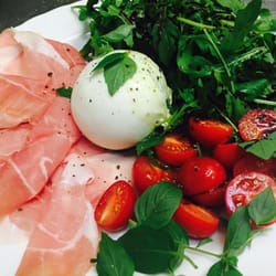 Vincenzo's Enoteca - Frische Burrata wöchtenlich aus Apulien mit San Daniele Schinken und Sizilianischen Honig Cherry Tomaten