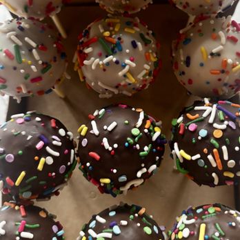 Cerbone's Bakery - 12 12 Piece Cake Pop Box $36 - Bakeries Near Me - Rye Brook, New York