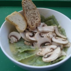 Vernôle - Ravioles de espinaca con relleno de ricota y nuez con salsa y champiñones (pasta armada con pancitos de acompañamiento ilimitados).