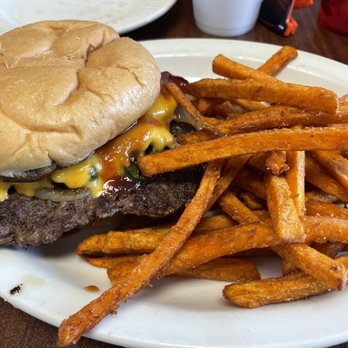 The Wolf at Tenkiller - Hickory burger (added jalapeños) and sweet potato fries - American Near Me The Wolf at Tenkiller - Hickory burger (added jalapeños) and sweet potato fries - American Near Me