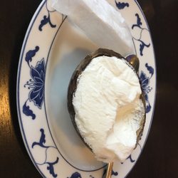 Kokosnusseis in einer halben Kokosnussschale