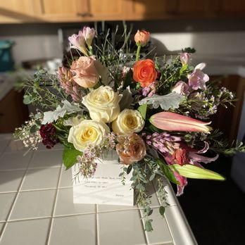 Fleurs de Moufette - love the nice mix of colors and flowers. - Florists Near Me