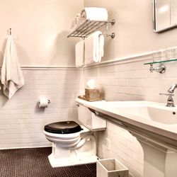 Vine + Sand - Queen Room 4 Bathroom