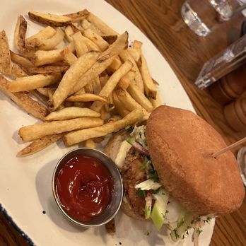 Beatrix - Streeterville - Gluten free Hot Honey Fried Chicken Sandwich and fries - New American Near Me - Chicago, Illinois Beatrix - Streeterville - Gluten free Hot Honey Fried Chicken Sandwich and fries - New American Near Me - Chicago, Illinois