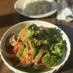 Golden Bowl - Spicy Basil chicken