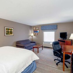 Hampton Inn London-North - Guest room