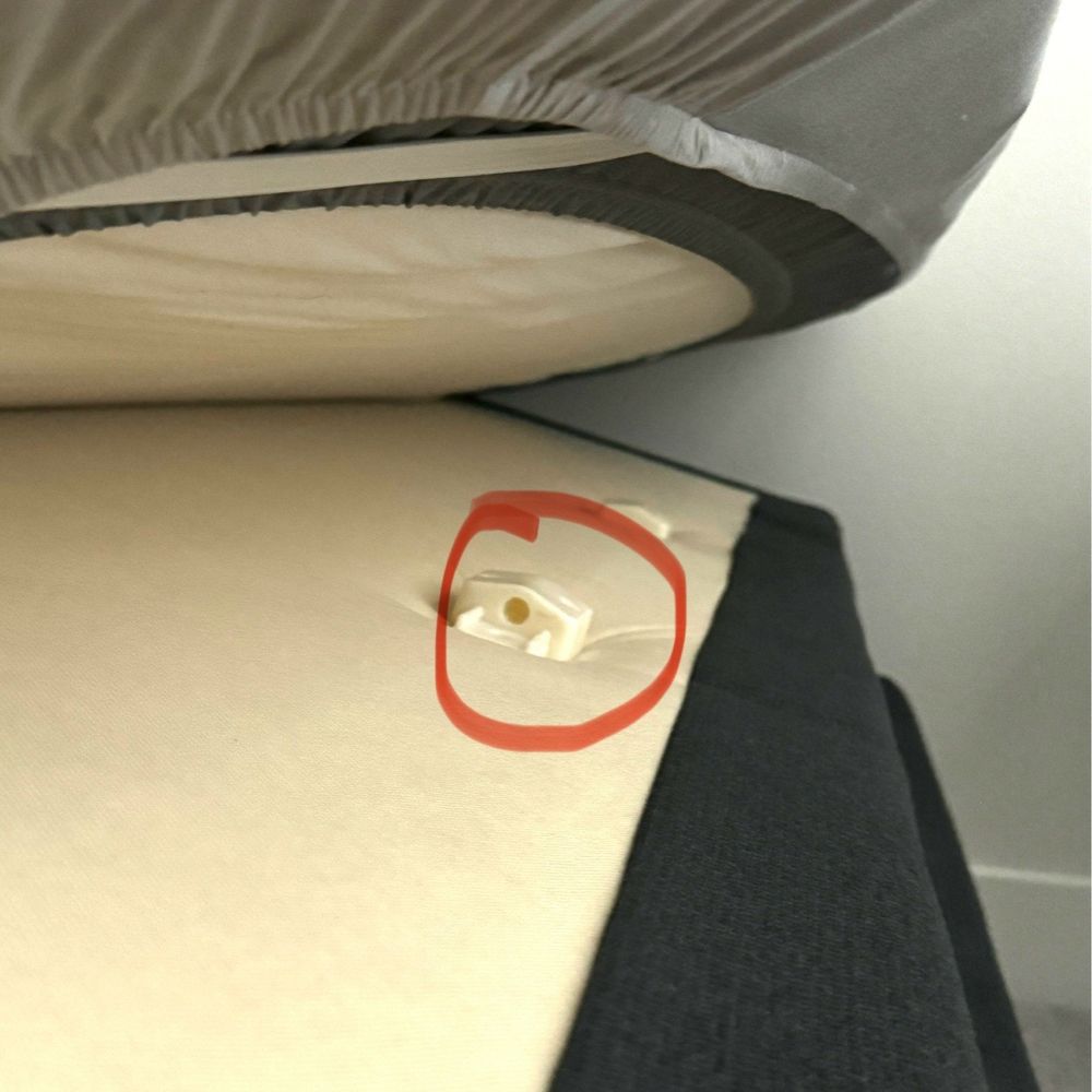 Metal piece to support the mattress. It doesn't need to be removed. It could able to flat down the piece! Metal piece to support the mattress. It doesn't need to be removed. It could able to flat down the piece!