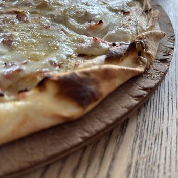 L'Alsacien - La croûte - the crust ! Thin and crispy !! - Wine Bars Near Me - Nantes, 44