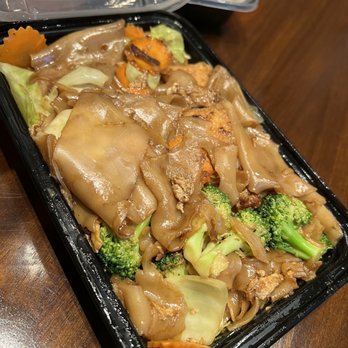 Arawan Thai Cuisine - 85 Pad Sei-Iew with Tofu - Thai Near Me - Portland, Oregon