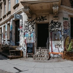 Kune - Große Freisitze draußen vorm Kune, auch für Gruppen.