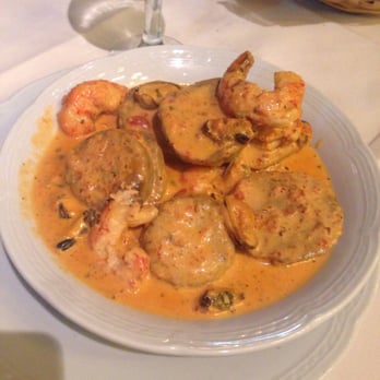 Tirifilo el Bodegón - Sorrentinos de salmón con salsa rosa de camarones y mejillones - Restaurants Near Me - Adrogué, B