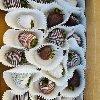 G Glam Events - Strawberries dipped in chocolate. - Custom Cakes Near Me - Seven Hills, Ohio