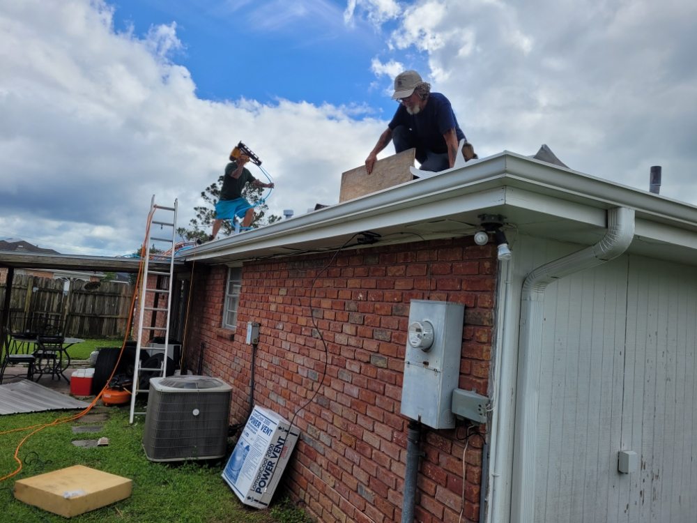 Slide of Del's & Son Roofing