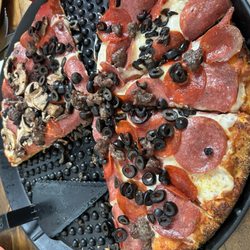 Dundee's Bar and Grill - Combo pizza is a must!!