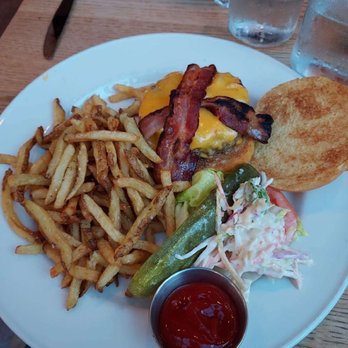 Farmhouse Restaurant - Farmhouse Burger - American Near Me - Newtown, Connecticut Farmhouse Restaurant - Farmhouse Burger - American Near Me - Newtown, Connecticut