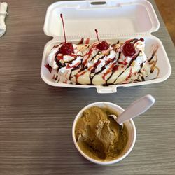 Loly's - Banana split and a scoop of caramel!