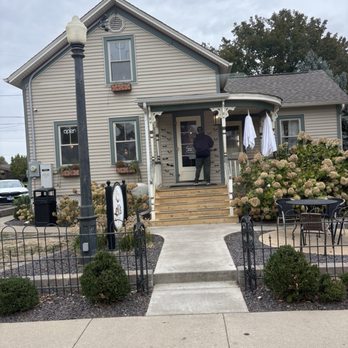 Eli's Coffee Shop - Exterior with seating - Coffee & Tea Near Me - Morton, Illinois