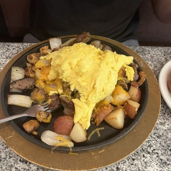 Maxims Restaurant - Steak Skillet - New American Near Me - Brookfield, Wisconsin