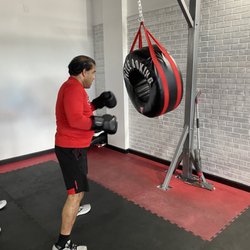 KO1 Roundhouse - Customer working through the circuit on the orbital bag