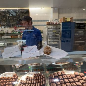 The Fudge Pot - Manager Kieran was the best and the walnut caramel apple was delicious - Candy Stores Near Me - Chicago, Illinois