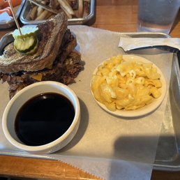 Prime rib and cheddar on rye with Mac & cheese and empress 75 drink.