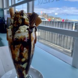 Davisons Ice Cream Parlour - My sundae....
