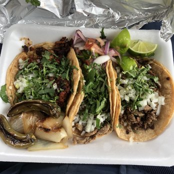 Azteca Taco Truck - Pastor and steak tacos - Food Trucks Near Me - Milwaukee, Wisconsin