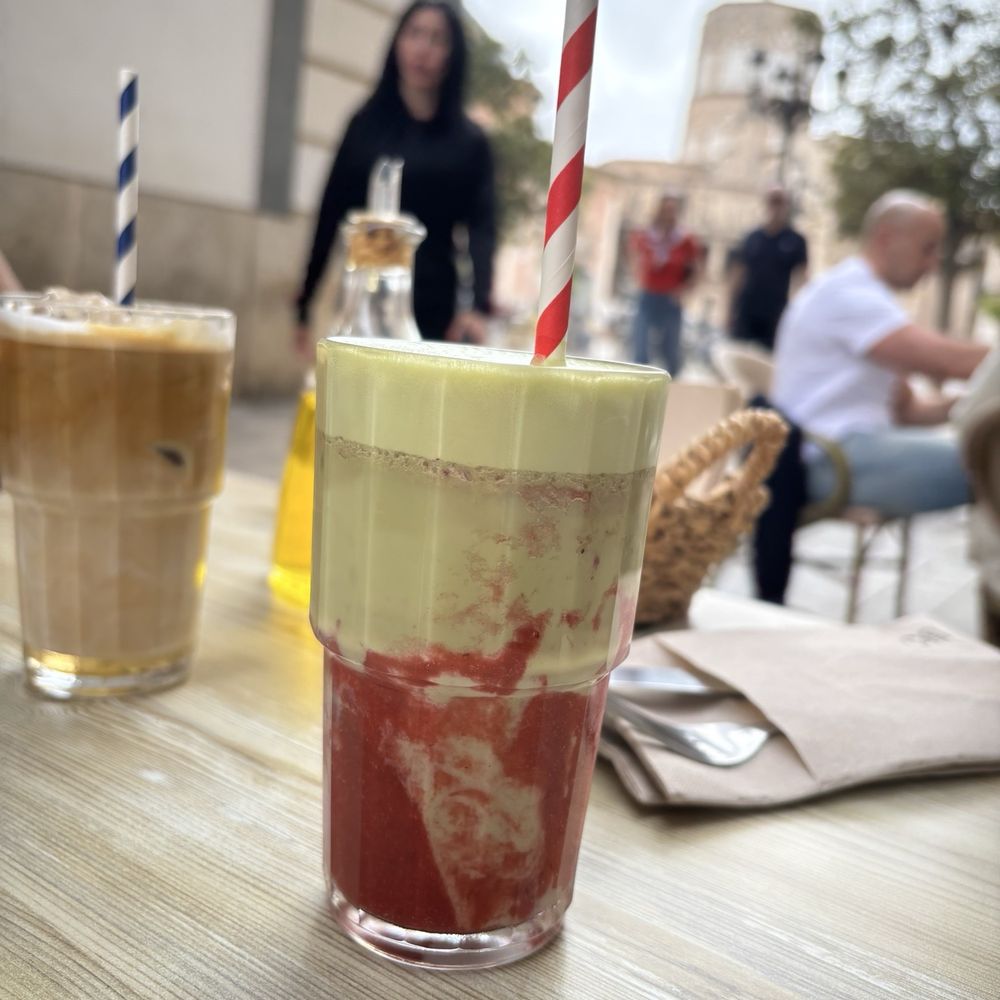 Brunch Corner - Iced strawberry matcha and iced vanilla latte - Coffee & Tea Near Me - València, V Brunch Corner - Iced strawberry matcha and iced vanilla latte - Coffee & Tea Near Me - València, V