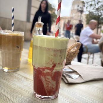 Brunch Corner - Iced strawberry matcha and iced vanilla latte - Coffee & Tea Near Me - València, V Brunch Corner - Iced strawberry matcha and iced vanilla latte - Coffee & Tea Near Me - València, V