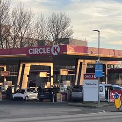 Circle K - Circle K DUB airport- favorite loitering location for rude taxi drivers, AVOID!!!!