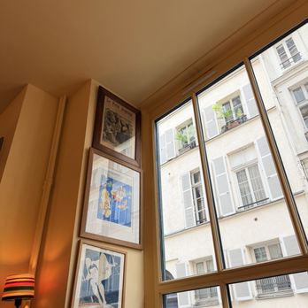 Chez Janou - Decor - Bistros Near Me - Paris, 75