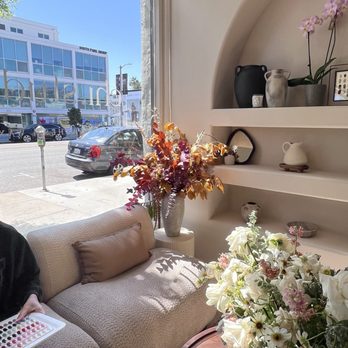 Chi Studio - Front seating area - Nail Salons Near Me - Los Angeles, California
