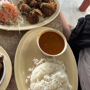 El Conuquito Restaurant - Chicharrón de pollo con arroz blanco - Dominican Near Me - Miami, Florida